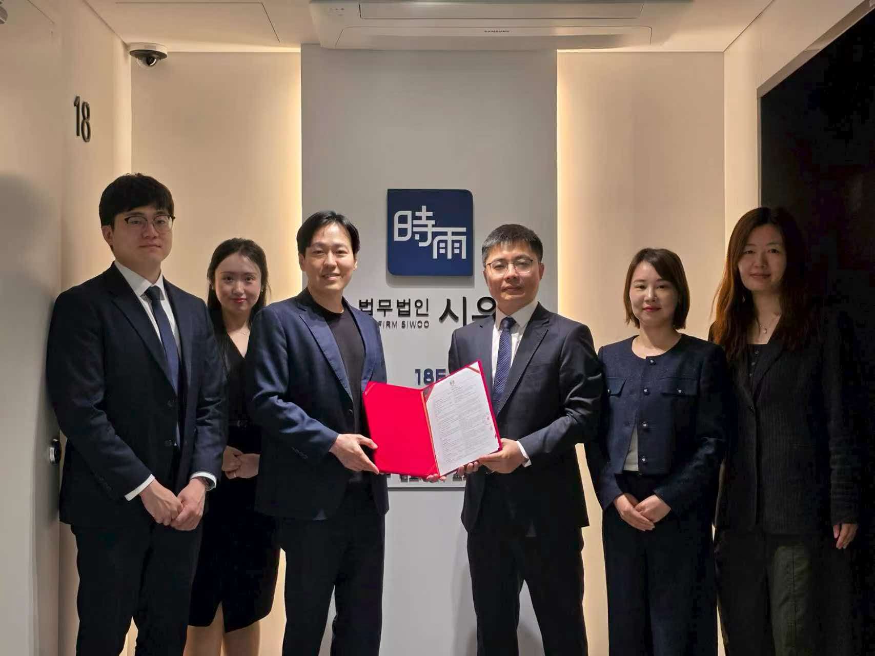 赴韩国首尔与 SIWOO 律所签署战略合作协议，共建中韩跨境法律服务绿色通道